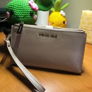 ✨Michael Kors Adele Double zip Wristlet wallet